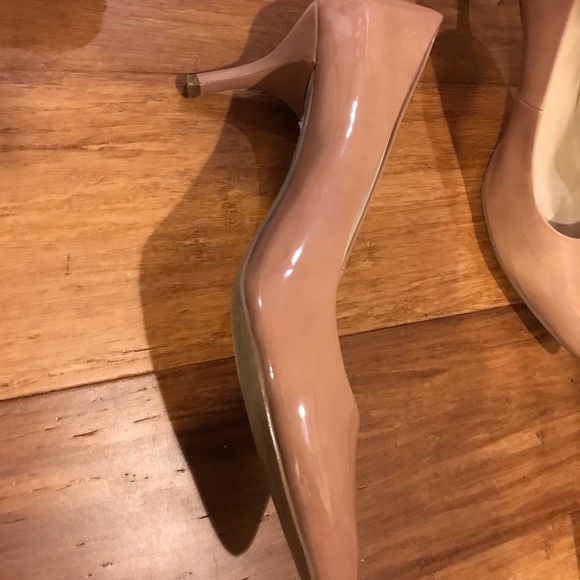 Ann Klein tan heels - Picture 2 of 3